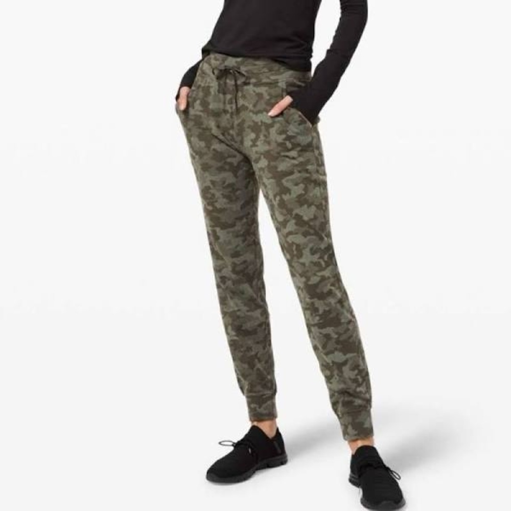 Size 6 Lululemon Ready to Rulu Jogger 29"
Heritage Camo Dark Olive Green Twill